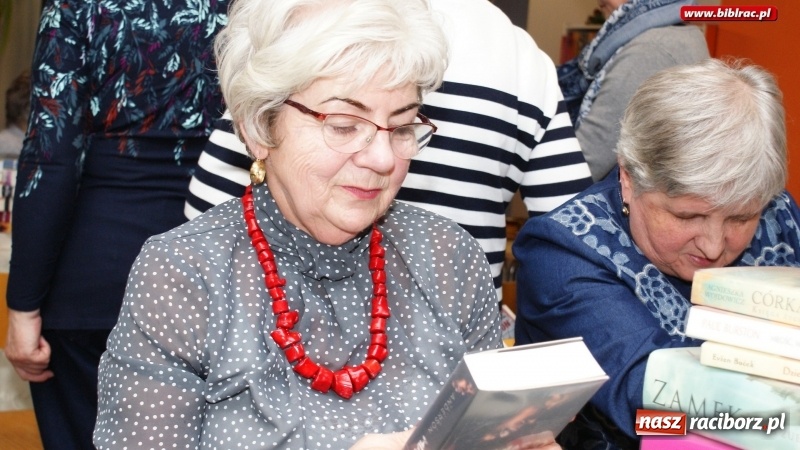 Zdjęcie w galerii na portalu naszraciborz.pl: Dzień Kobiet z Książką w bibliotece na Żorskiej wiadomości z regionu