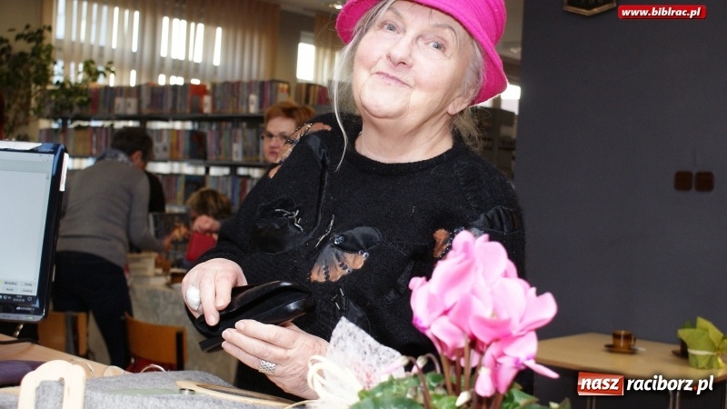 Zdjęcie w galerii na portalu naszraciborz.pl: Dzień Kobiet z Książką w bibliotece na Żorskiej wiadomości z regionu