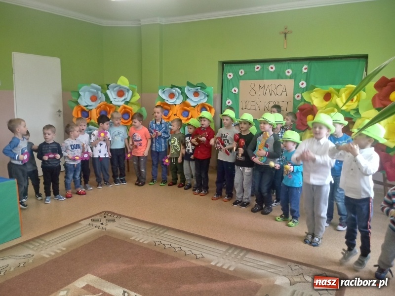 Zdjęcie w galerii na portalu naszraciborz.pl: Dzień Kobiet w Przedszkolu nr 1 w Kuźni Raciborskiej wiadomości z regionu