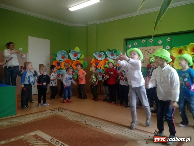 Zdjęcie w galerii na portalu naszraciborz.pl: Dzień Kobiet w Przedszkolu nr 1 w Kuźni Raciborskiej wiadomości z regionu
