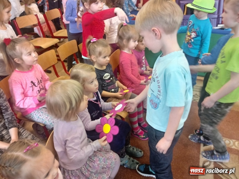 Zdjęcie w galerii na portalu naszraciborz.pl: Dzień Kobiet w Przedszkolu nr 1 w Kuźni Raciborskiej wiadomości z regionu