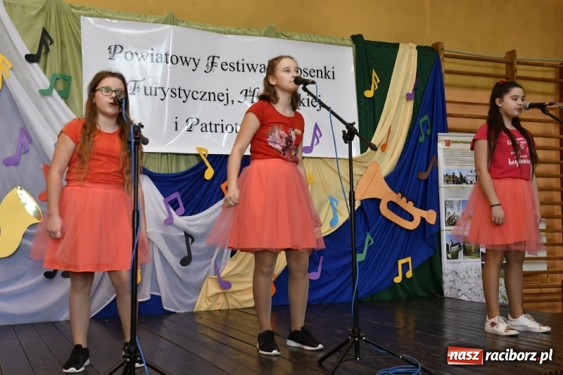 Zdjęcie w galerii na portalu naszraciborz.pl: Koncert Laureatów Powiatowego Festiwalu Piosenki Turystycznej, Harcerskiej i Patriotycznej w Krzanowicach wiadomości z regionu