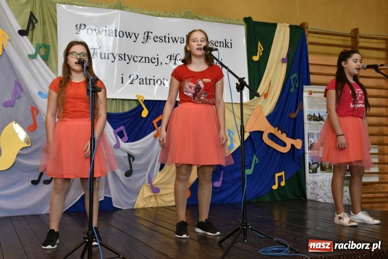 Zdjęcie w galerii na portalu naszraciborz.pl: Koncert Laureatów Powiatowego Festiwalu Piosenki Turystycznej, Harcerskiej i Patriotycznej w Krzanowicach wiadomości z regionu