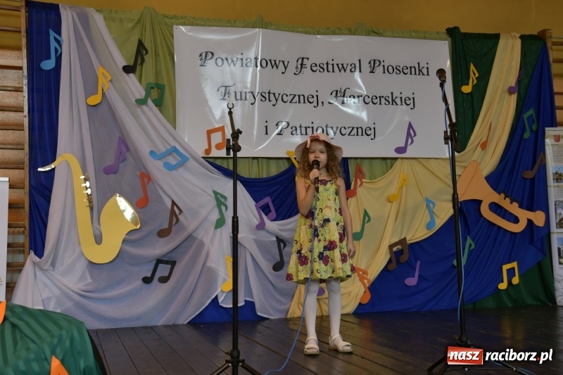 Zdjęcie w galerii na portalu naszraciborz.pl: Koncert Laureatów Powiatowego Festiwalu Piosenki Turystycznej, Harcerskiej i Patriotycznej w Krzanowicach wiadomości z regionu