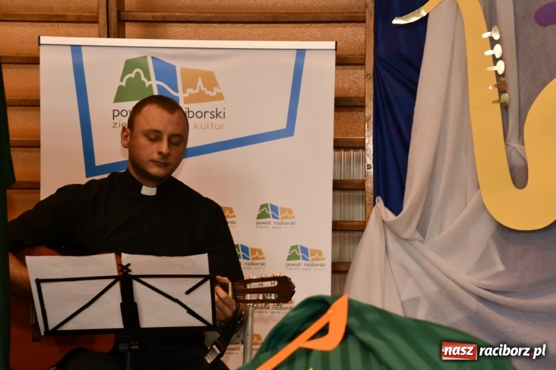 Zdjęcie w galerii na portalu naszraciborz.pl: Koncert Laureatów Powiatowego Festiwalu Piosenki Turystycznej, Harcerskiej i Patriotycznej w Krzanowicach wiadomości z regionu