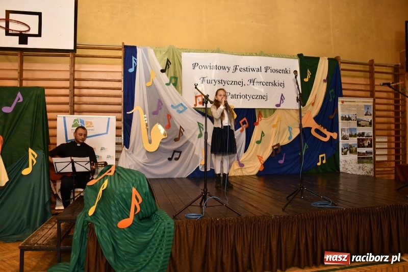 Zdjęcie w galerii na portalu naszraciborz.pl: Koncert Laureatów Powiatowego Festiwalu Piosenki Turystycznej, Harcerskiej i Patriotycznej w Krzanowicach wiadomości z regionu