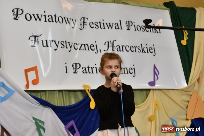 Zdjęcie w galerii na portalu naszraciborz.pl: Koncert Laureatów Powiatowego Festiwalu Piosenki Turystycznej, Harcerskiej i Patriotycznej w Krzanowicach wiadomości z regionu