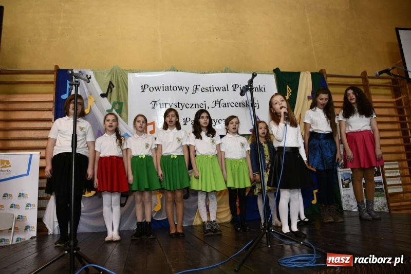 Zdjęcie w galerii na portalu naszraciborz.pl: Koncert Laureatów Powiatowego Festiwalu Piosenki Turystycznej, Harcerskiej i Patriotycznej w Krzanowicach wiadomości z regionu