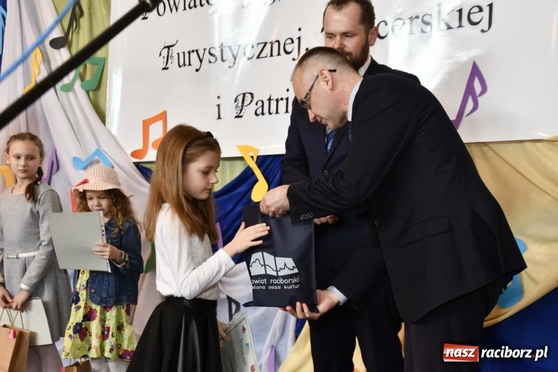 Zdjęcie w galerii na portalu naszraciborz.pl: Koncert Laureatów Powiatowego Festiwalu Piosenki Turystycznej, Harcerskiej i Patriotycznej w Krzanowicach wiadomości z regionu