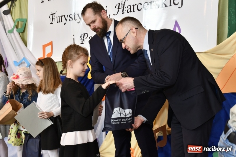 Zdjęcie w galerii na portalu naszraciborz.pl: Koncert Laureatów Powiatowego Festiwalu Piosenki Turystycznej, Harcerskiej i Patriotycznej w Krzanowicach wiadomości z regionu