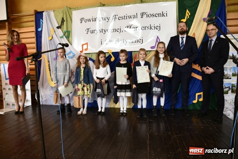 Zdjęcie w galerii na portalu naszraciborz.pl: Koncert Laureatów Powiatowego Festiwalu Piosenki Turystycznej, Harcerskiej i Patriotycznej w Krzanowicach wiadomości z regionu