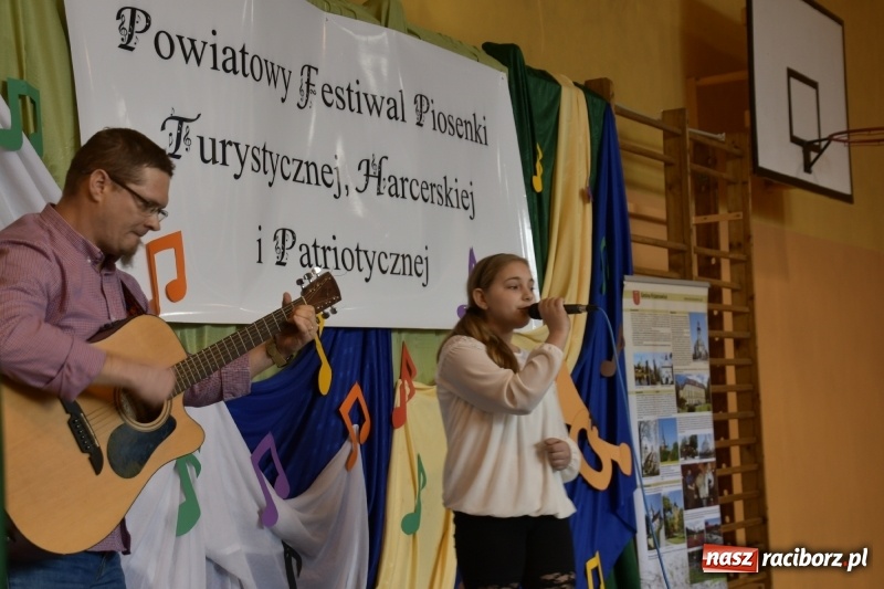 Zdjęcie w galerii na portalu naszraciborz.pl: Koncert Laureatów Powiatowego Festiwalu Piosenki Turystycznej, Harcerskiej i Patriotycznej w Krzanowicach wiadomości z regionu
