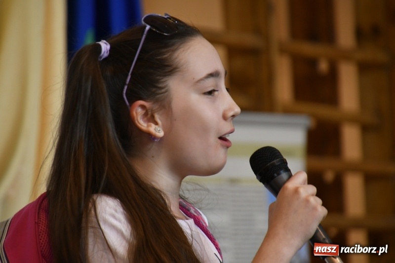 Zdjęcie w galerii na portalu naszraciborz.pl: Koncert Laureatów Powiatowego Festiwalu Piosenki Turystycznej, Harcerskiej i Patriotycznej w Krzanowicach wiadomości z regionu