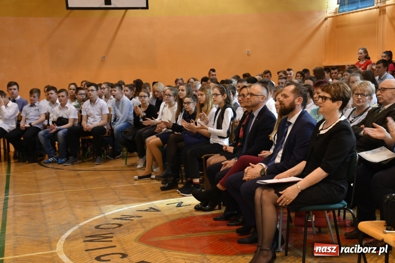 Zdjęcie w galerii na portalu naszraciborz.pl: Koncert Laureatów Powiatowego Festiwalu Piosenki Turystycznej, Harcerskiej i Patriotycznej w Krzanowicach wiadomości z regionu