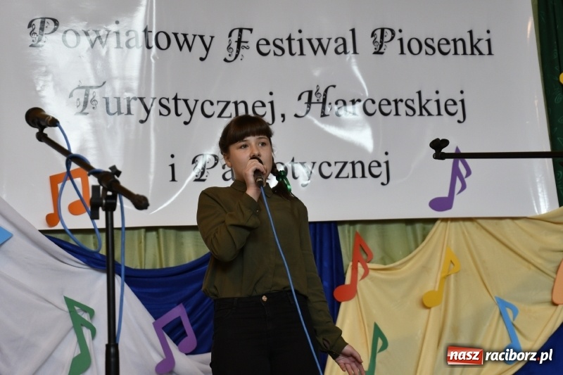 Zdjęcie w galerii na portalu naszraciborz.pl: Koncert Laureatów Powiatowego Festiwalu Piosenki Turystycznej, Harcerskiej i Patriotycznej w Krzanowicach wiadomości z regionu