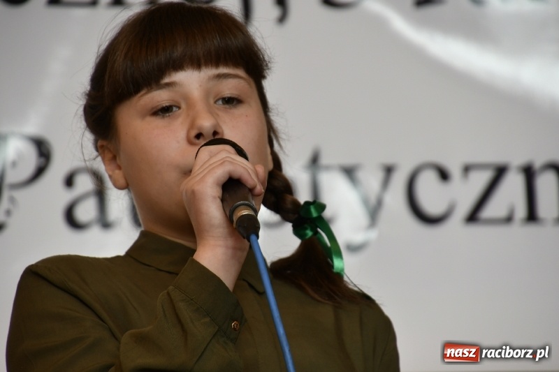 Zdjęcie w galerii na portalu naszraciborz.pl: Koncert Laureatów Powiatowego Festiwalu Piosenki Turystycznej, Harcerskiej i Patriotycznej w Krzanowicach wiadomości z regionu