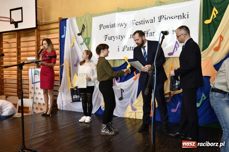 Zdjęcie w galerii na portalu naszraciborz.pl: Koncert Laureatów Powiatowego Festiwalu Piosenki Turystycznej, Harcerskiej i Patriotycznej w Krzanowicach wiadomości z regionu