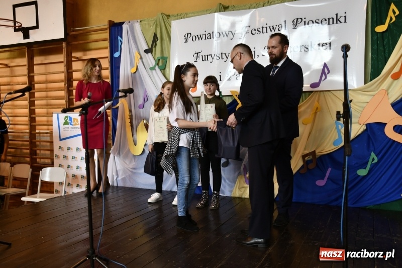 Zdjęcie w galerii na portalu naszraciborz.pl: Koncert Laureatów Powiatowego Festiwalu Piosenki Turystycznej, Harcerskiej i Patriotycznej w Krzanowicach wiadomości z regionu