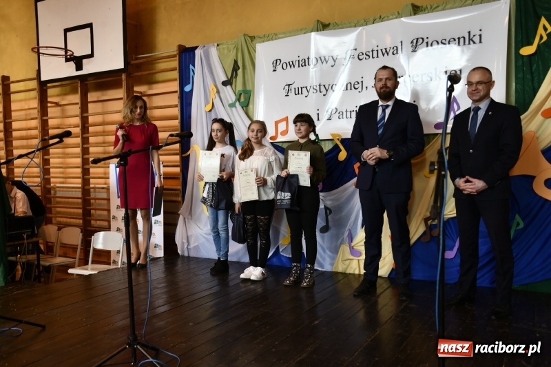 Zdjęcie w galerii na portalu naszraciborz.pl: Koncert Laureatów Powiatowego Festiwalu Piosenki Turystycznej, Harcerskiej i Patriotycznej w Krzanowicach wiadomości z regionu