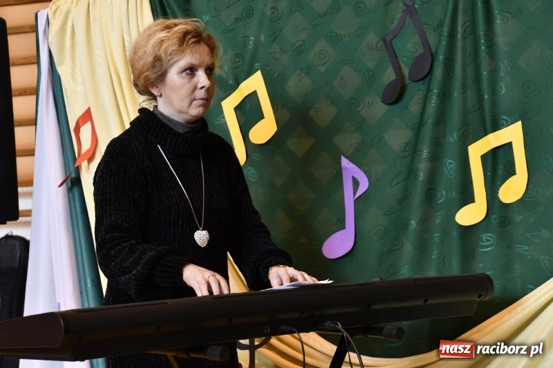 Zdjęcie w galerii na portalu naszraciborz.pl: Koncert Laureatów Powiatowego Festiwalu Piosenki Turystycznej, Harcerskiej i Patriotycznej w Krzanowicach wiadomości z regionu