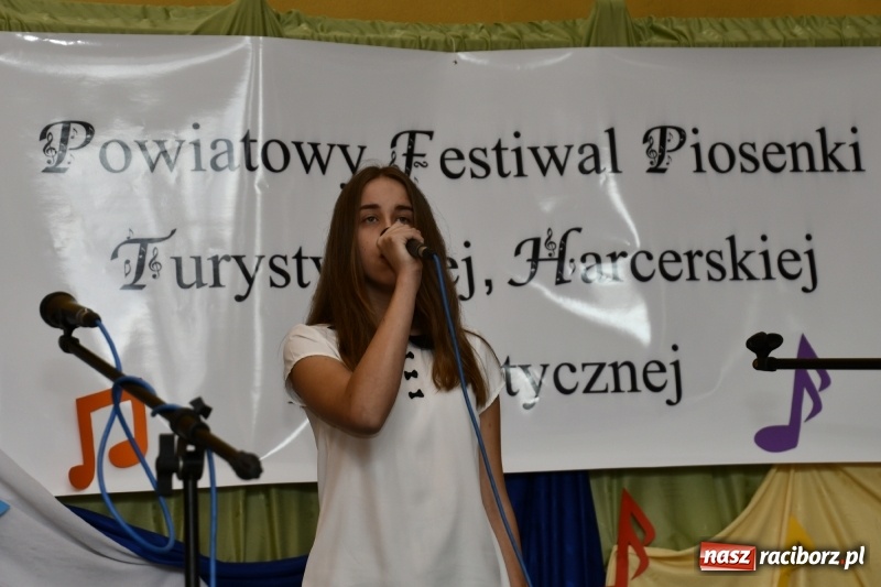 Zdjęcie w galerii na portalu naszraciborz.pl: Koncert Laureatów Powiatowego Festiwalu Piosenki Turystycznej, Harcerskiej i Patriotycznej w Krzanowicach wiadomości z regionu