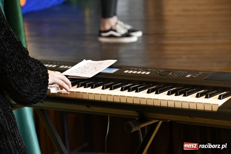 Zdjęcie w galerii na portalu naszraciborz.pl: Koncert Laureatów Powiatowego Festiwalu Piosenki Turystycznej, Harcerskiej i Patriotycznej w Krzanowicach wiadomości z regionu