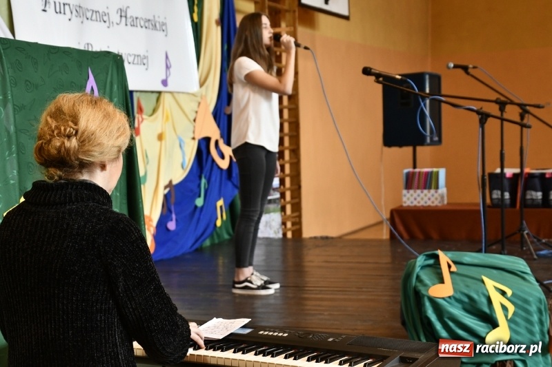 Zdjęcie w galerii na portalu naszraciborz.pl: Koncert Laureatów Powiatowego Festiwalu Piosenki Turystycznej, Harcerskiej i Patriotycznej w Krzanowicach wiadomości z regionu