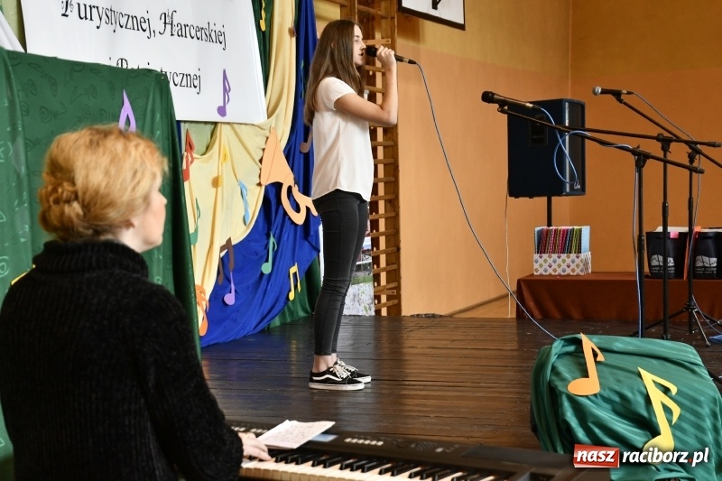 Zdjęcie w galerii na portalu naszraciborz.pl: Koncert Laureatów Powiatowego Festiwalu Piosenki Turystycznej, Harcerskiej i Patriotycznej w Krzanowicach wiadomości z regionu