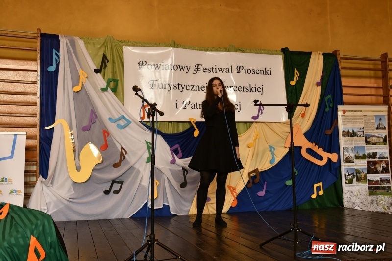 Zdjęcie w galerii na portalu naszraciborz.pl: Koncert Laureatów Powiatowego Festiwalu Piosenki Turystycznej, Harcerskiej i Patriotycznej w Krzanowicach wiadomości z regionu