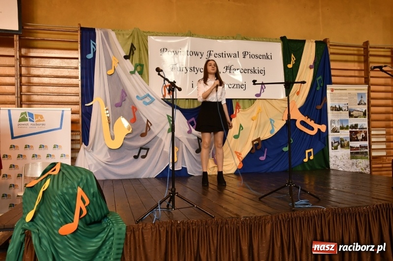 Zdjęcie w galerii na portalu naszraciborz.pl: Koncert Laureatów Powiatowego Festiwalu Piosenki Turystycznej, Harcerskiej i Patriotycznej w Krzanowicach wiadomości z regionu