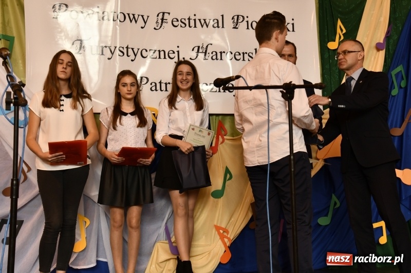 Zdjęcie w galerii na portalu naszraciborz.pl: Koncert Laureatów Powiatowego Festiwalu Piosenki Turystycznej, Harcerskiej i Patriotycznej w Krzanowicach wiadomości z regionu