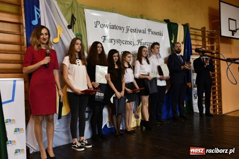 Zdjęcie w galerii na portalu naszraciborz.pl: Koncert Laureatów Powiatowego Festiwalu Piosenki Turystycznej, Harcerskiej i Patriotycznej w Krzanowicach wiadomości z regionu