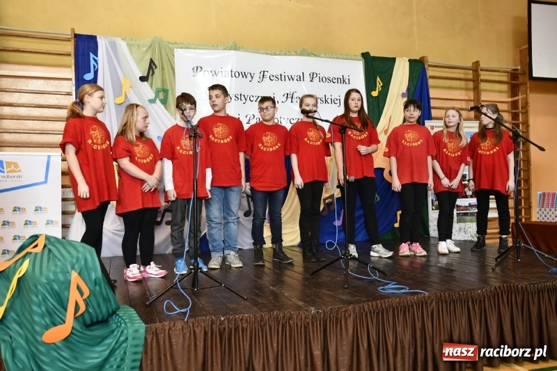 Zdjęcie w galerii na portalu naszraciborz.pl: Koncert Laureatów Powiatowego Festiwalu Piosenki Turystycznej, Harcerskiej i Patriotycznej w Krzanowicach wiadomości z regionu