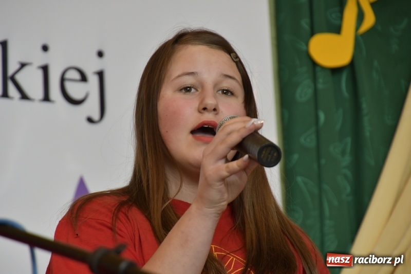 Zdjęcie w galerii na portalu naszraciborz.pl: Koncert Laureatów Powiatowego Festiwalu Piosenki Turystycznej, Harcerskiej i Patriotycznej w Krzanowicach wiadomości z regionu