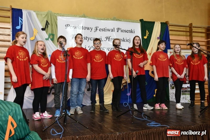 Zdjęcie w galerii na portalu naszraciborz.pl: Koncert Laureatów Powiatowego Festiwalu Piosenki Turystycznej, Harcerskiej i Patriotycznej w Krzanowicach wiadomości z regionu