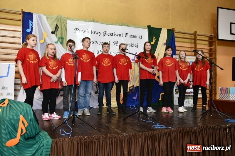 Zdjęcie w galerii na portalu naszraciborz.pl: Koncert Laureatów Powiatowego Festiwalu Piosenki Turystycznej, Harcerskiej i Patriotycznej w Krzanowicach wiadomości z regionu