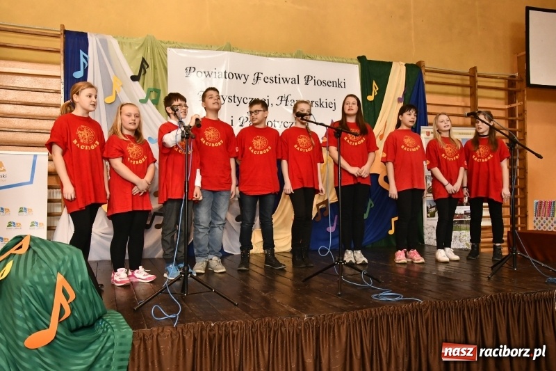 Zdjęcie w galerii na portalu naszraciborz.pl: Koncert Laureatów Powiatowego Festiwalu Piosenki Turystycznej, Harcerskiej i Patriotycznej w Krzanowicach wiadomości z regionu