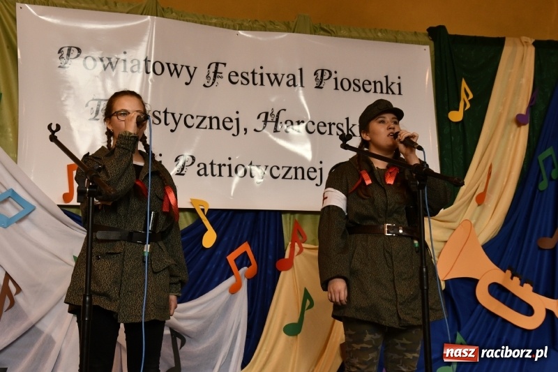Zdjęcie w galerii na portalu naszraciborz.pl: Koncert Laureatów Powiatowego Festiwalu Piosenki Turystycznej, Harcerskiej i Patriotycznej w Krzanowicach wiadomości z regionu