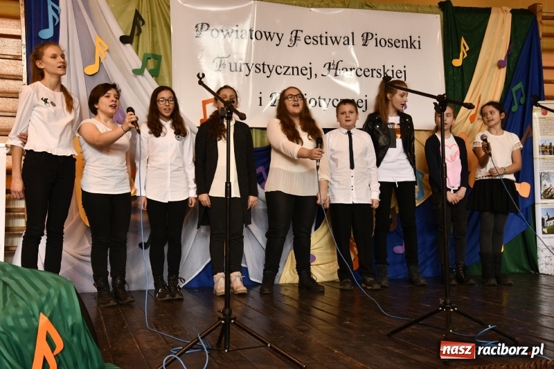 Zdjęcie w galerii na portalu naszraciborz.pl: Koncert Laureatów Powiatowego Festiwalu Piosenki Turystycznej, Harcerskiej i Patriotycznej w Krzanowicach wiadomości z regionu
