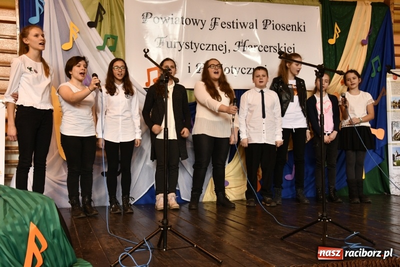 Zdjęcie w galerii na portalu naszraciborz.pl: Koncert Laureatów Powiatowego Festiwalu Piosenki Turystycznej, Harcerskiej i Patriotycznej w Krzanowicach wiadomości z regionu