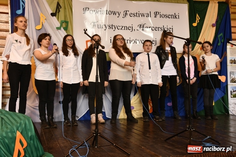 Zdjęcie w galerii na portalu naszraciborz.pl: Koncert Laureatów Powiatowego Festiwalu Piosenki Turystycznej, Harcerskiej i Patriotycznej w Krzanowicach wiadomości z regionu