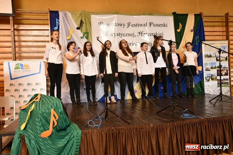 Zdjęcie w galerii na portalu naszraciborz.pl: Koncert Laureatów Powiatowego Festiwalu Piosenki Turystycznej, Harcerskiej i Patriotycznej w Krzanowicach wiadomości z regionu