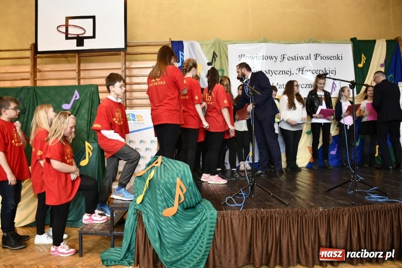 Zdjęcie w galerii na portalu naszraciborz.pl: Koncert Laureatów Powiatowego Festiwalu Piosenki Turystycznej, Harcerskiej i Patriotycznej w Krzanowicach wiadomości z regionu