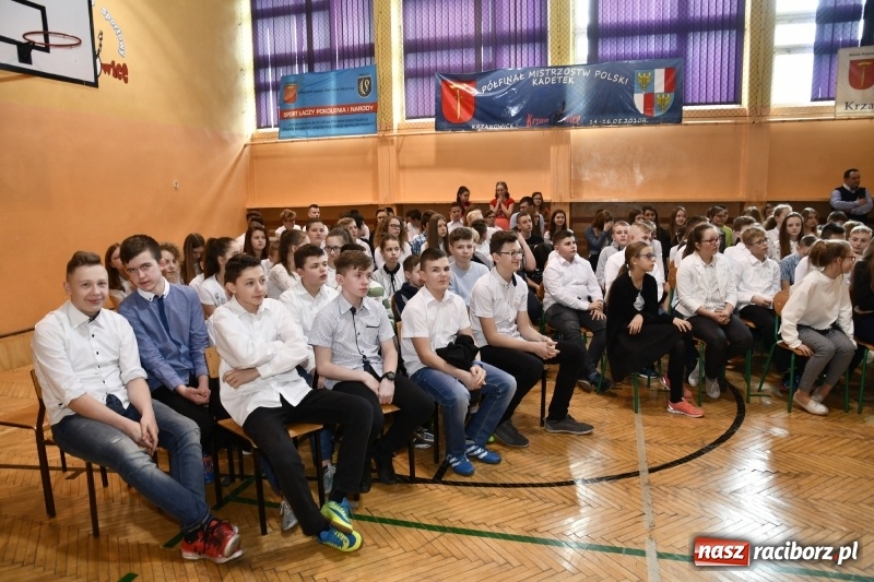 Zdjęcie w galerii na portalu naszraciborz.pl: Koncert Laureatów Powiatowego Festiwalu Piosenki Turystycznej, Harcerskiej i Patriotycznej w Krzanowicach wiadomości z regionu