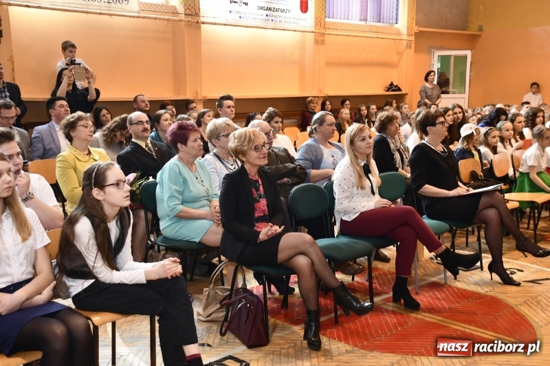 Zdjęcie w galerii na portalu naszraciborz.pl: Koncert Laureatów Powiatowego Festiwalu Piosenki Turystycznej, Harcerskiej i Patriotycznej w Krzanowicach wiadomości z regionu