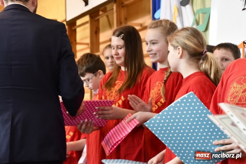 Zdjęcie w galerii na portalu naszraciborz.pl: Koncert Laureatów Powiatowego Festiwalu Piosenki Turystycznej, Harcerskiej i Patriotycznej w Krzanowicach wiadomości z regionu