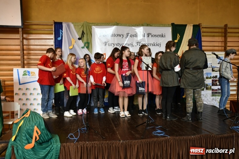 Zdjęcie w galerii na portalu naszraciborz.pl: Koncert Laureatów Powiatowego Festiwalu Piosenki Turystycznej, Harcerskiej i Patriotycznej w Krzanowicach wiadomości z regionu