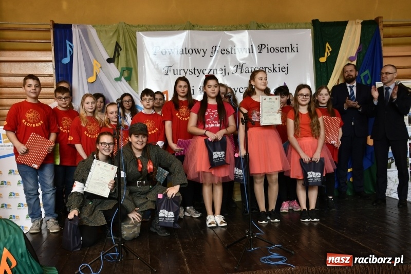 Zdjęcie w galerii na portalu naszraciborz.pl: Koncert Laureatów Powiatowego Festiwalu Piosenki Turystycznej, Harcerskiej i Patriotycznej w Krzanowicach wiadomości z regionu