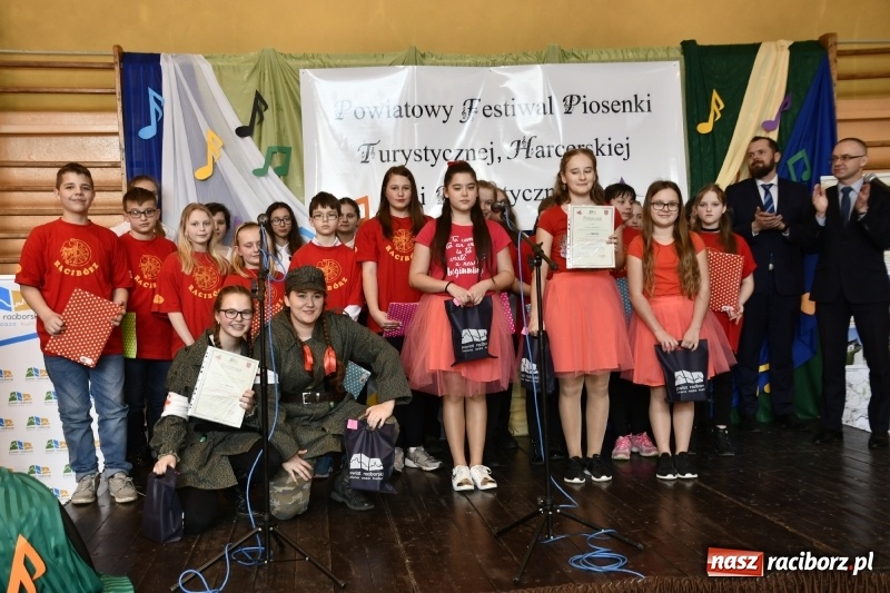Zdjęcie w galerii na portalu naszraciborz.pl: Koncert Laureatów Powiatowego Festiwalu Piosenki Turystycznej, Harcerskiej i Patriotycznej w Krzanowicach wiadomości z regionu