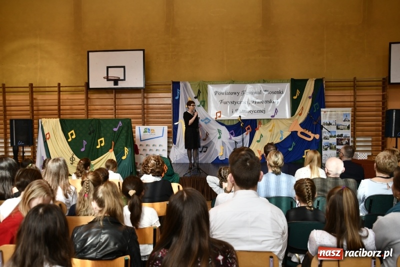 Zdjęcie w galerii na portalu naszraciborz.pl: Koncert Laureatów Powiatowego Festiwalu Piosenki Turystycznej, Harcerskiej i Patriotycznej w Krzanowicach wiadomości z regionu